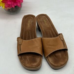 Simply Comfort Sophia Tan Leather slip on sandals size 9 MCS5239A
